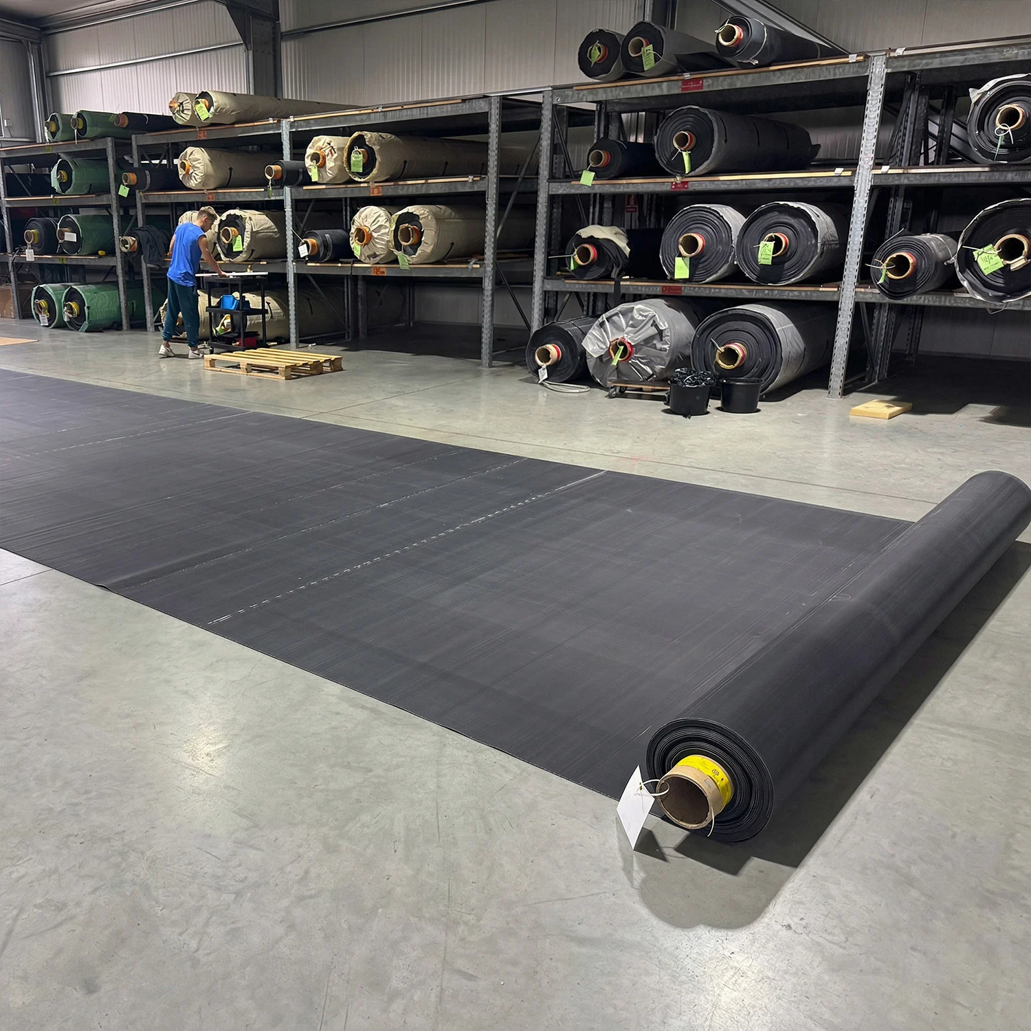 Membrană EPDM iaz RubberBear la rolă pentru impermeabilizare lacuri și bazine, 100% Fish-Safe, rezistență UV extremă.