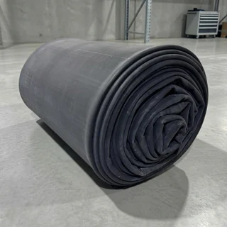 Membrană EPDM RubberBear pentru iazuri și lacuri. Soluție premium de impermeabilizare, 100% Fish-Safe, foarte elastică.