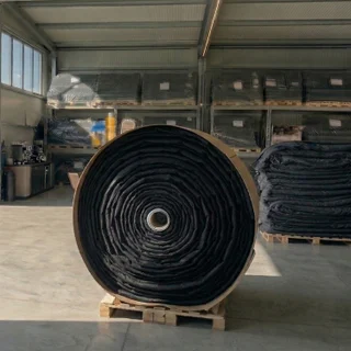 Rolă membrană EPDM RubberBear pentru iazuri. Folie premium de impermeabilizare, 100% fish-safe, rezistență extremă UV.