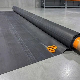 Membrană EPDM iaz RubberBear pentru impermeabilizare lacuri și bazine. Folie cauciuc premium, elastică, 100% Fish-Safe.